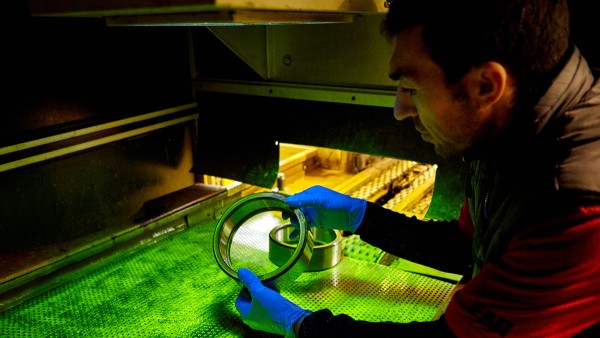 Untersuchung eines Bahnlagers unter UV-Licht auf Risse