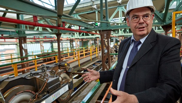 Thomas Kaulfuss setzt auf zuverlässige und robuste Schaeffler-Lager für die neuen Waggons. Je Wagenteil haben diese ein Drehgestell vorne und hinten mit zwei Rädern, die beide angetrieben werden.