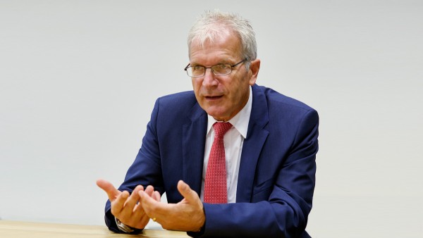 Hans Zirwes leitet das Schaeffler-Werk in Wuppertal.