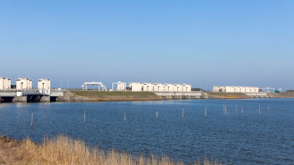 The dam separates the IJsselmeer from the open sea.