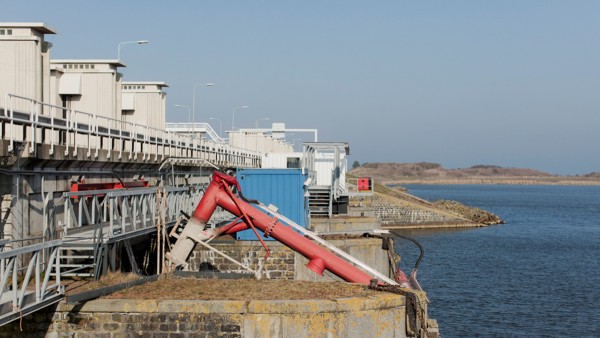 Zweimal am Tag werden die Schleusen geöffnet, damit das Wasser aus dem IJsselmeer abfließen kann.