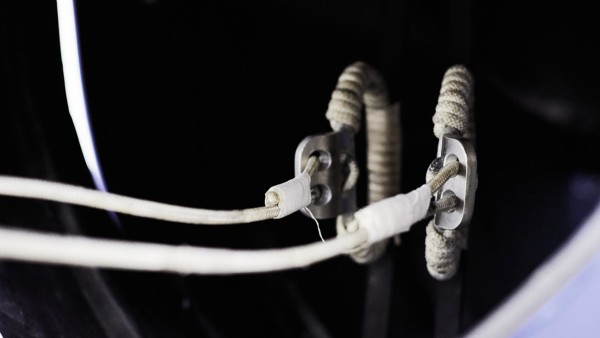 Das Lenken eines Bobs erfordert Fingerspitzengefühl: Während der rasanten Fahrt bewegt der Pilot die Lenkseile nur um zwei oder drei Zentimeter und damit die Kufen um zehn bis 15 Grad aus der Ruhelage.